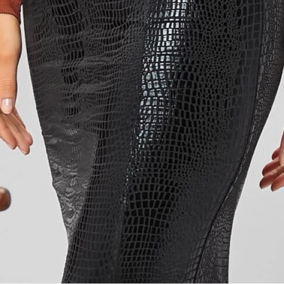 Black Faux Leather Croc Slit Skirt in M - Picture 4 of 6